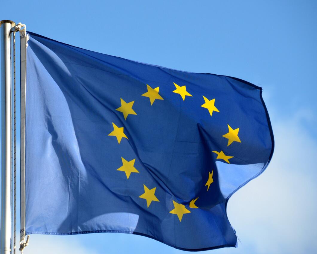 De Europese vlag wappert in de wind
