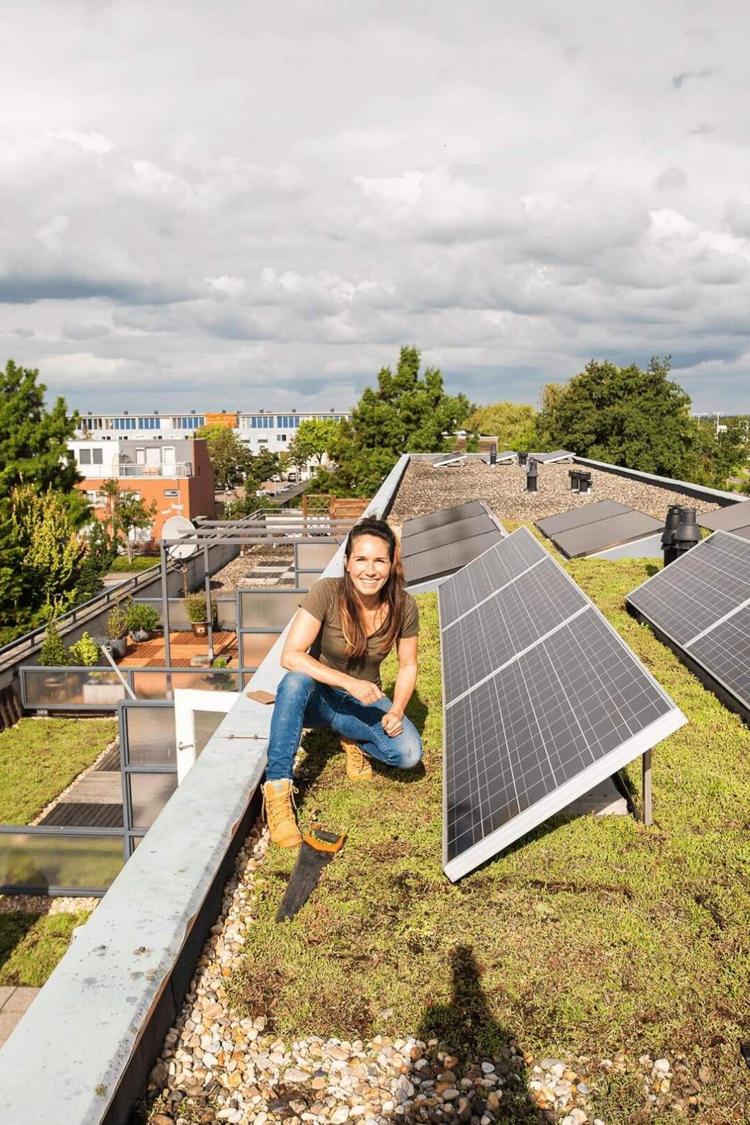 Groen dak met zonnepanelen