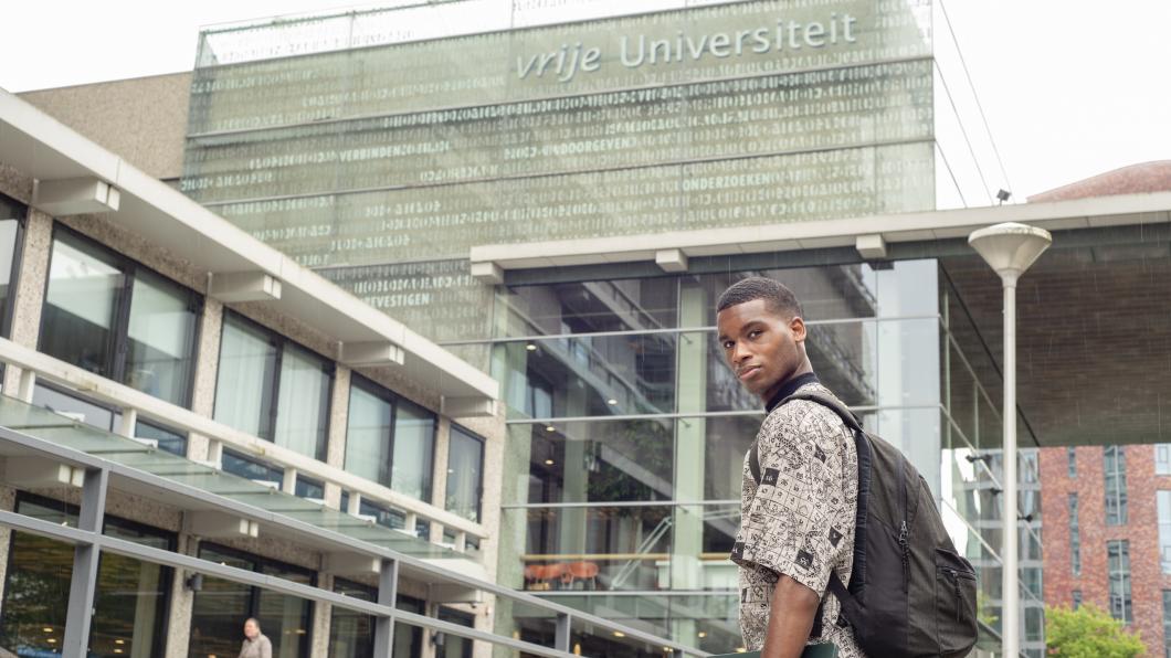 Jongen staat voor universiteit