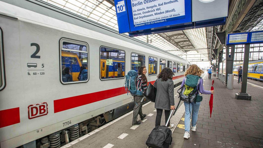 Jonge mensen die met de trein op reis gaan