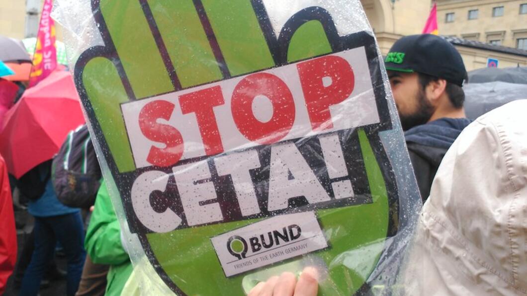 Een persoon met een protestbord tegen ceta