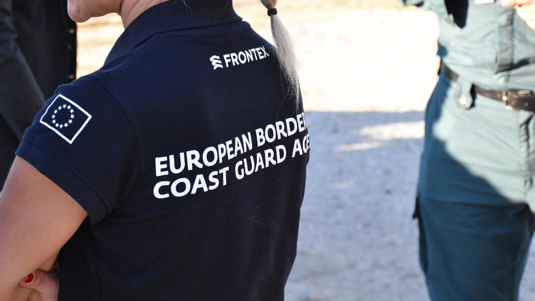 Vrouw draagt werkkleding van Frontex