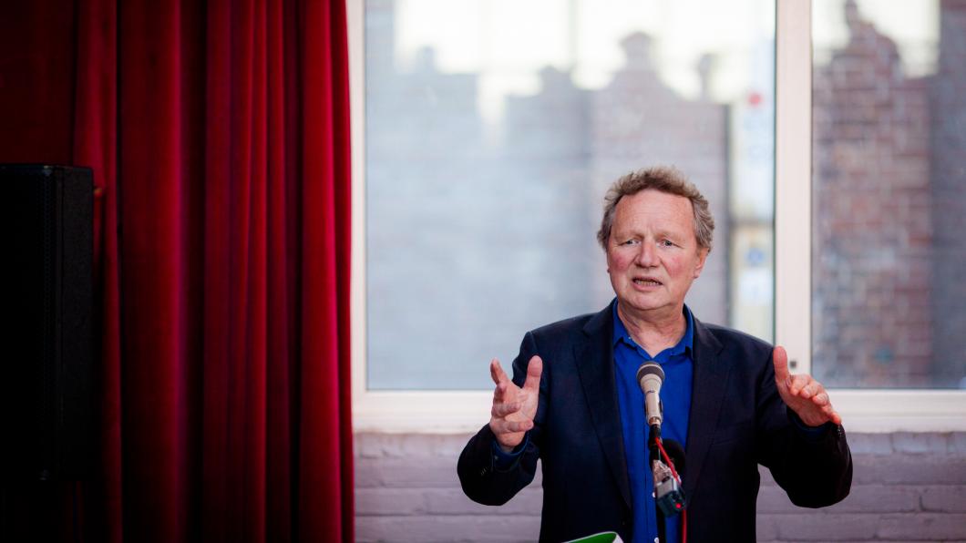 Bram van Ojik presenteert een manifest voor een sociale bijstand in Nijmegen Bram van Ojik presenteert een manifest voor een sociale bijstand in Nijmegen