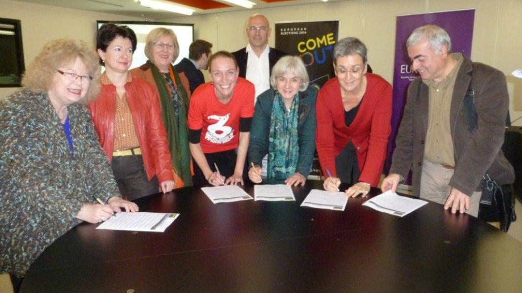 Marije Cornelissen en Ulrike Lunacek tekenen het Europese Roze Stembusakkoord P1000484.jpg
