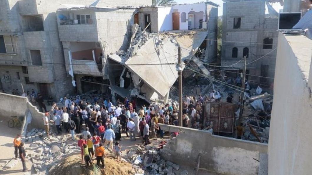 Gebombardeerd huis in Gaza Gebombardeerd huis in Gaza. GroenLinks wil dat er snel grootschalige humanitaire hulp naar Gaza gaat.