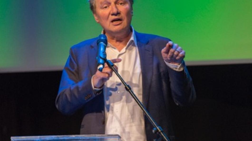 Bram van Ojik spreekt het congres toe. Bram van Ojik spreekt het congres toe.