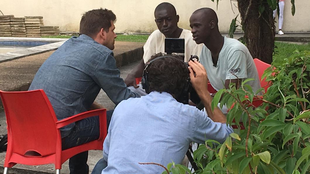 NOS-correspondent Bram Vermeulen interviewt migranten die terugkomen uit Libië NOS-correspondent Bram Vermeulen interviewt migranten die terugkomen uit Libië