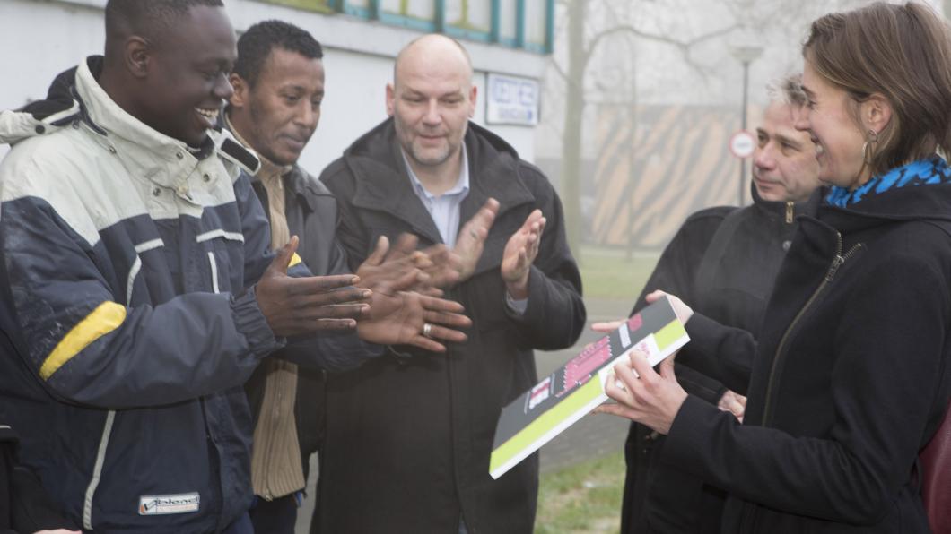 Een eerste bedrag was al voor Kerst overhandigd, hier de symbolische cheque (Foto: Adriaan van Dam) Tweede-Kamerlid Corinne Ellemeet overhandigt cheque aan de vluchtelingengroep We are Here