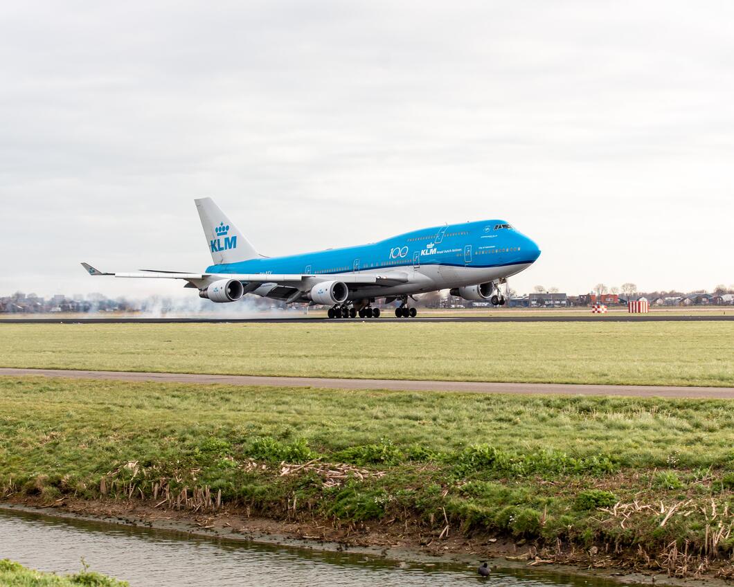 Vliegtuig stijgt op van de landingsbaan