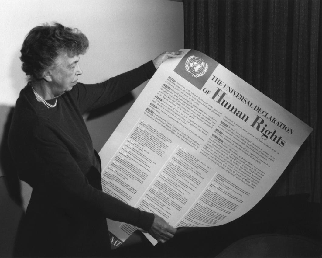 Eleanor Roosevelt houdt de Universele Verklaring van de Mensenrechten vast