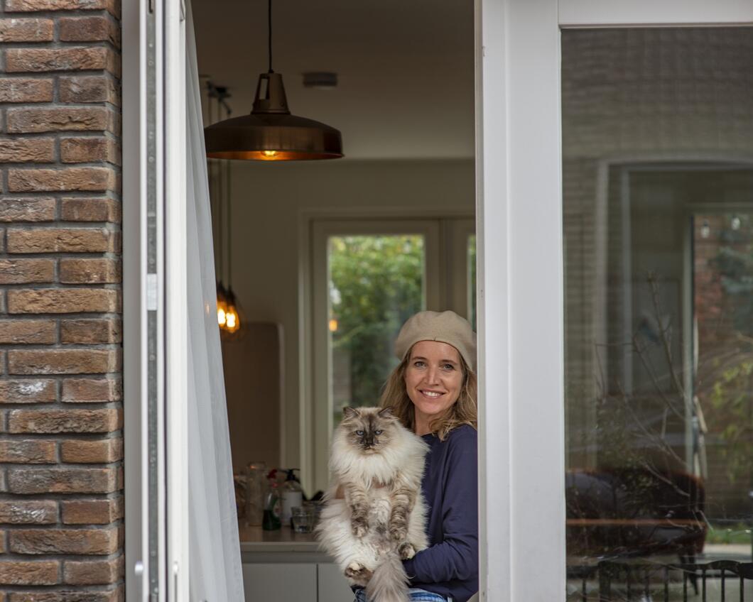 Persoon in woning met kat