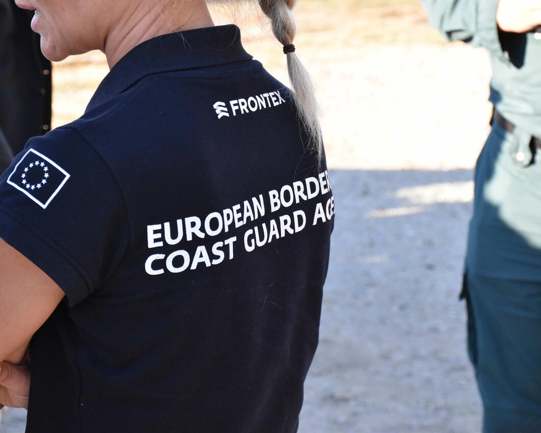 Vrouw draagt werkkleding van Frontex