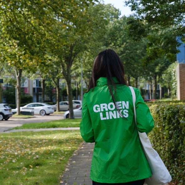 Een GroenLinks-lid op huis-aan-huis-campagne in Almere